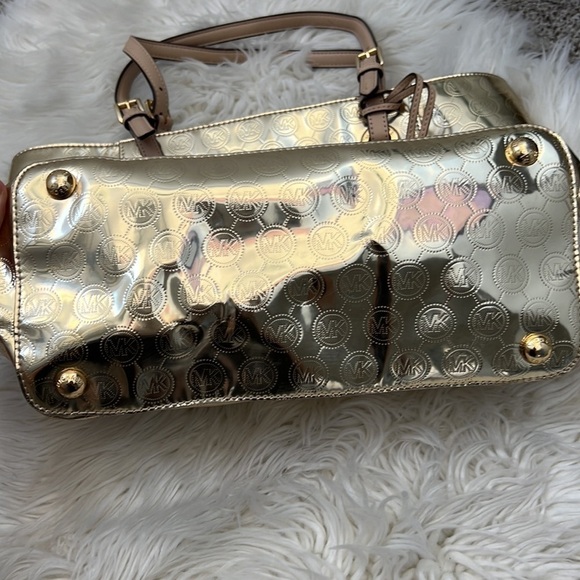 MICHAEL Michael Kors Metallic Gold Mirror Signature PVC and Leather East-West T - Picture 15 of 16